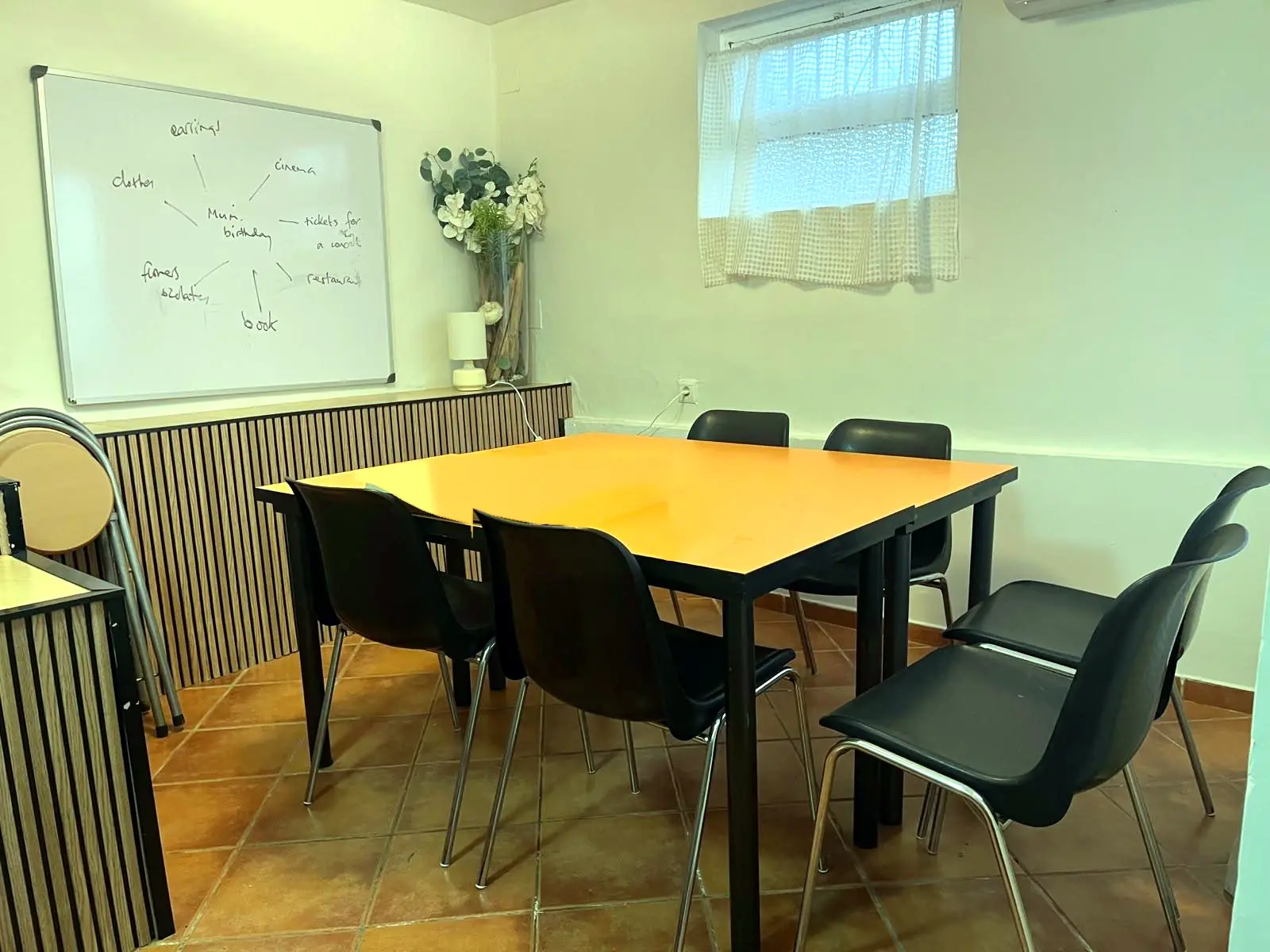 Aula de GoSpeak preparada para clase de inglés de adolescentes y estudiantes