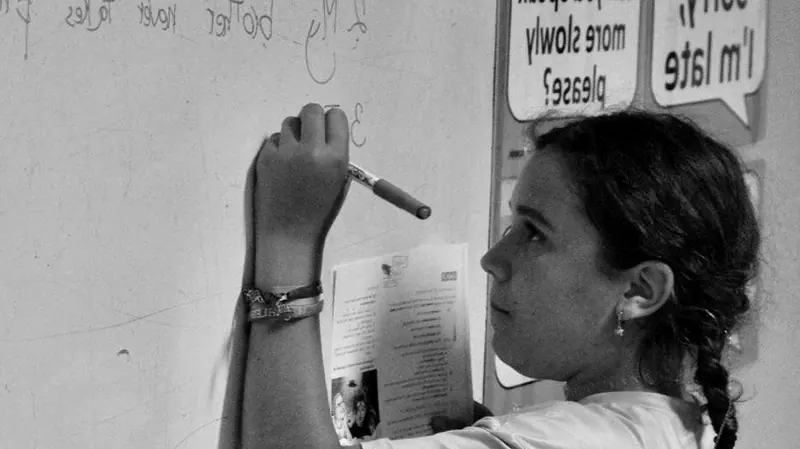 Alumna preparando Cambridge en la pizarra