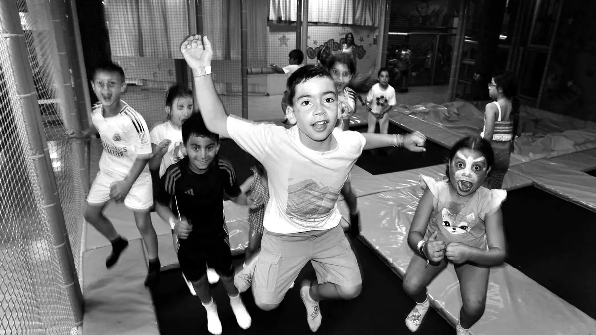 Niños jugando en el campamento de verano en inglés