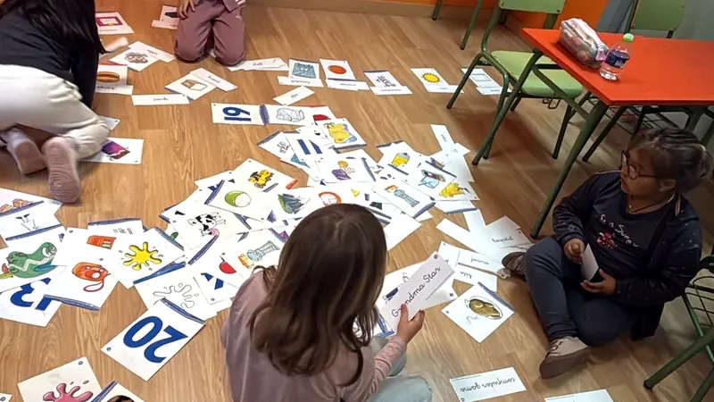 Niña de infantil en clase de inglés
