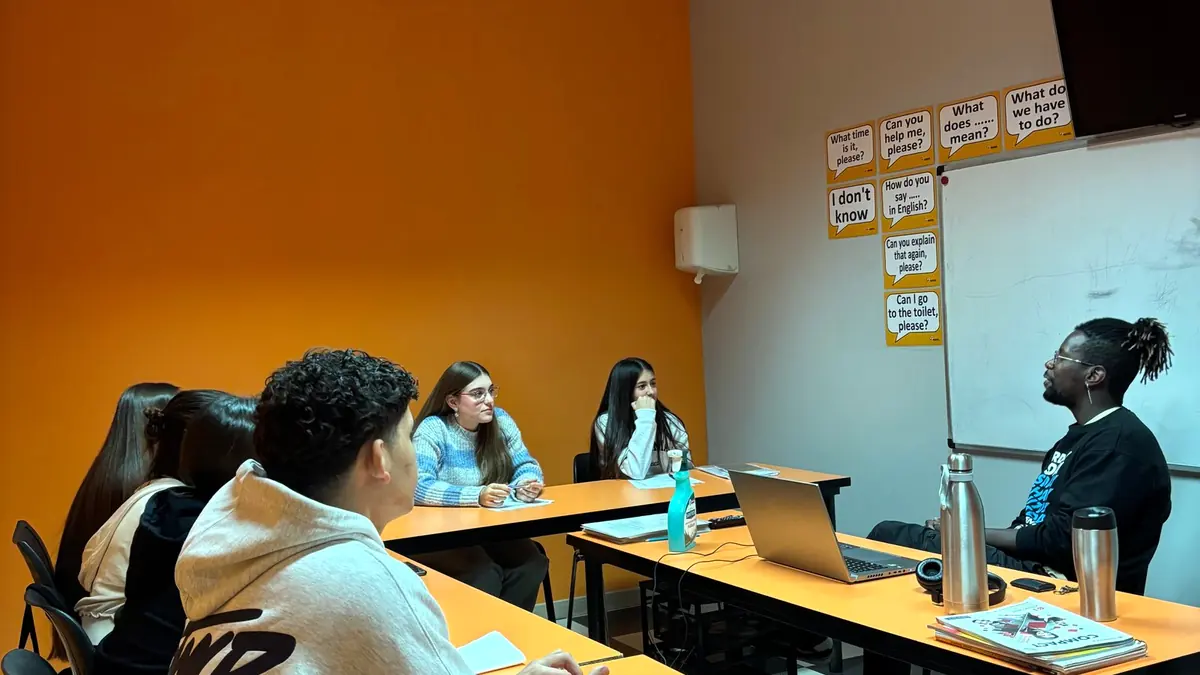 Adolescentes en clase de inglés