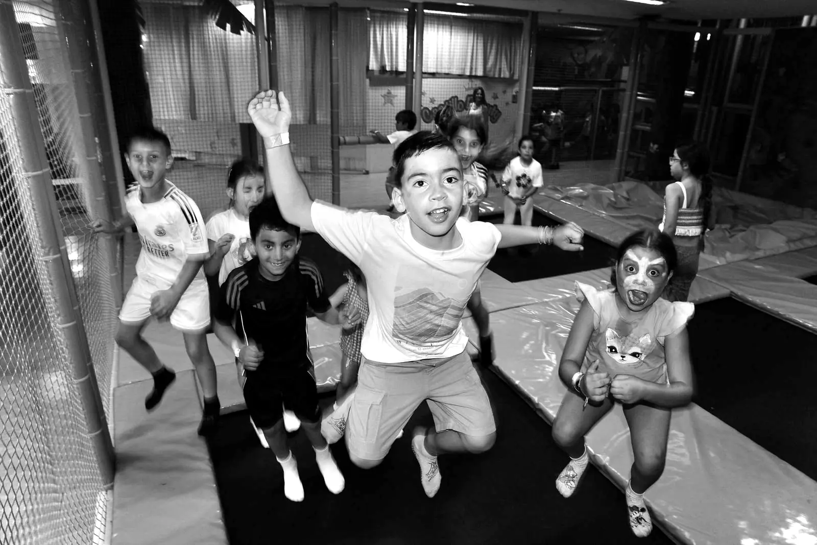 Niños saltando y jugando en el campamento de verano en inglés de GoSpeak