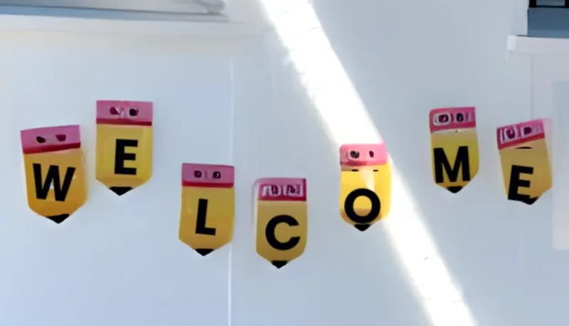 Cartel de bienvenida (Welcome) en la fachada del Colegio Faustino de Benajarafe