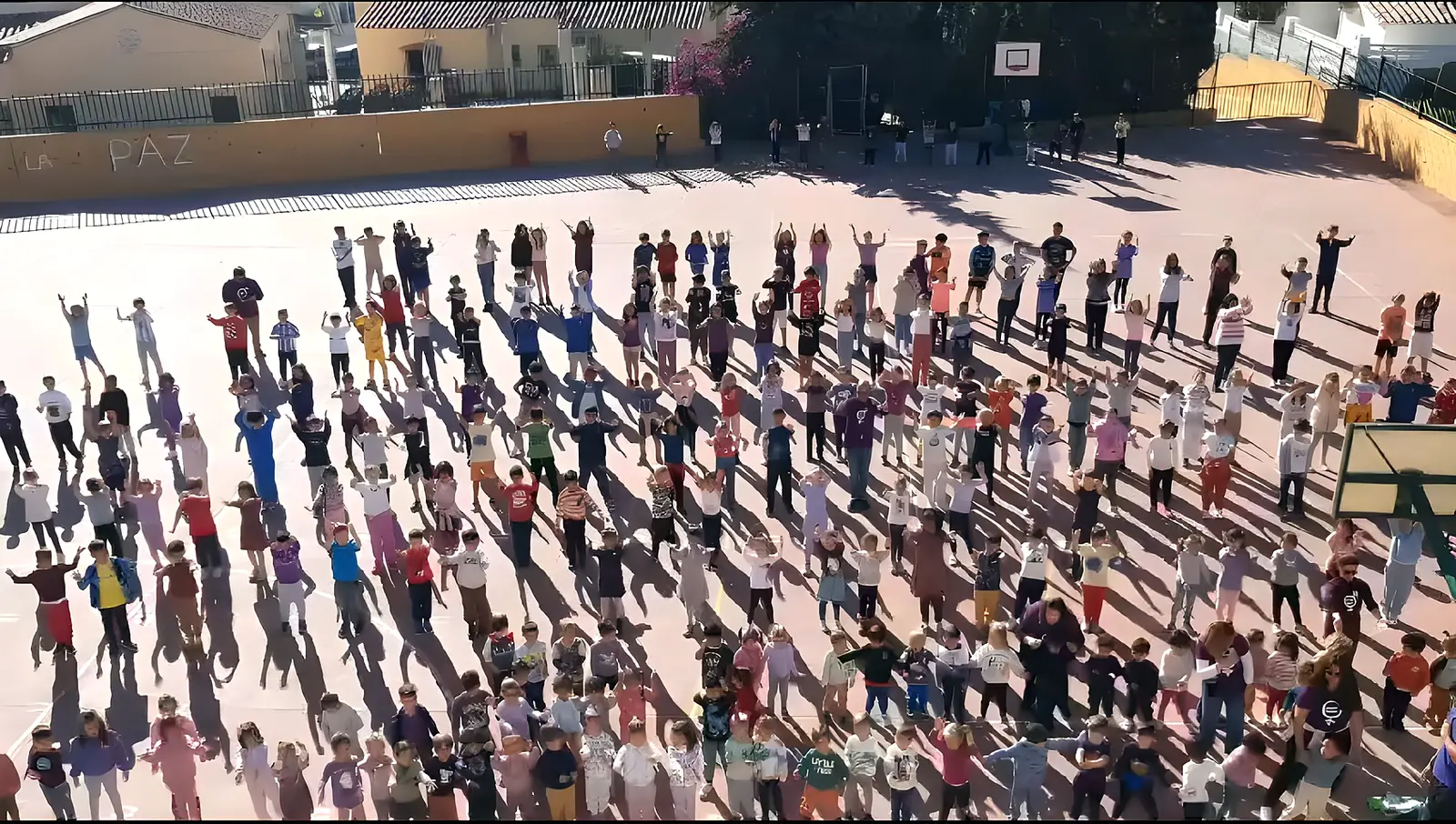 Alumnos del Colegio Faustino de Benajarafe en el patio del colegio