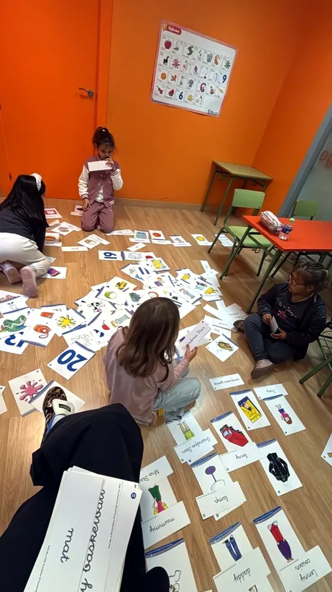 Niña de infantil aprendiendo inglés con tarjetas de vocabulario