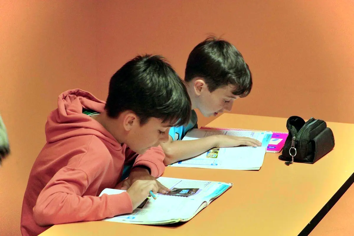Alumnos de 11 a 13 años haciendo ejercicios de inglés