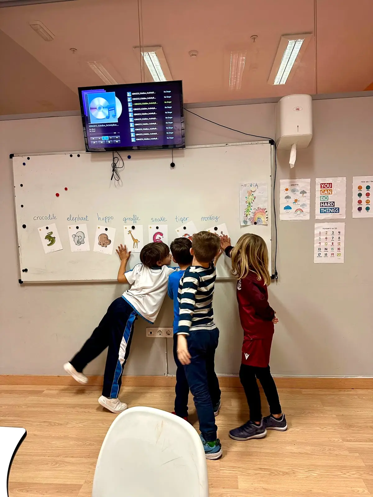 Niños en clase de inglés escribiendo en la pizarra en GoSpeak