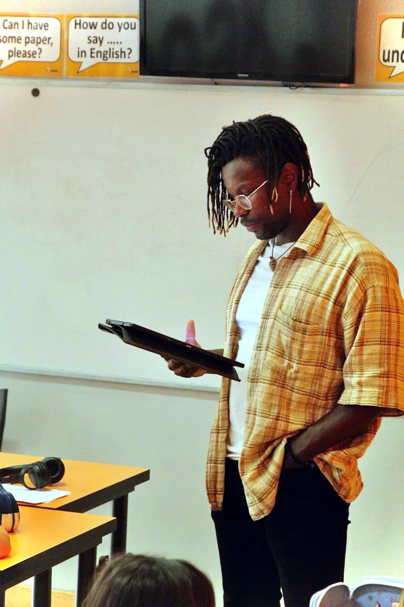 Profesor nativo de GoSpeak dando clase de preparación Cambridge
