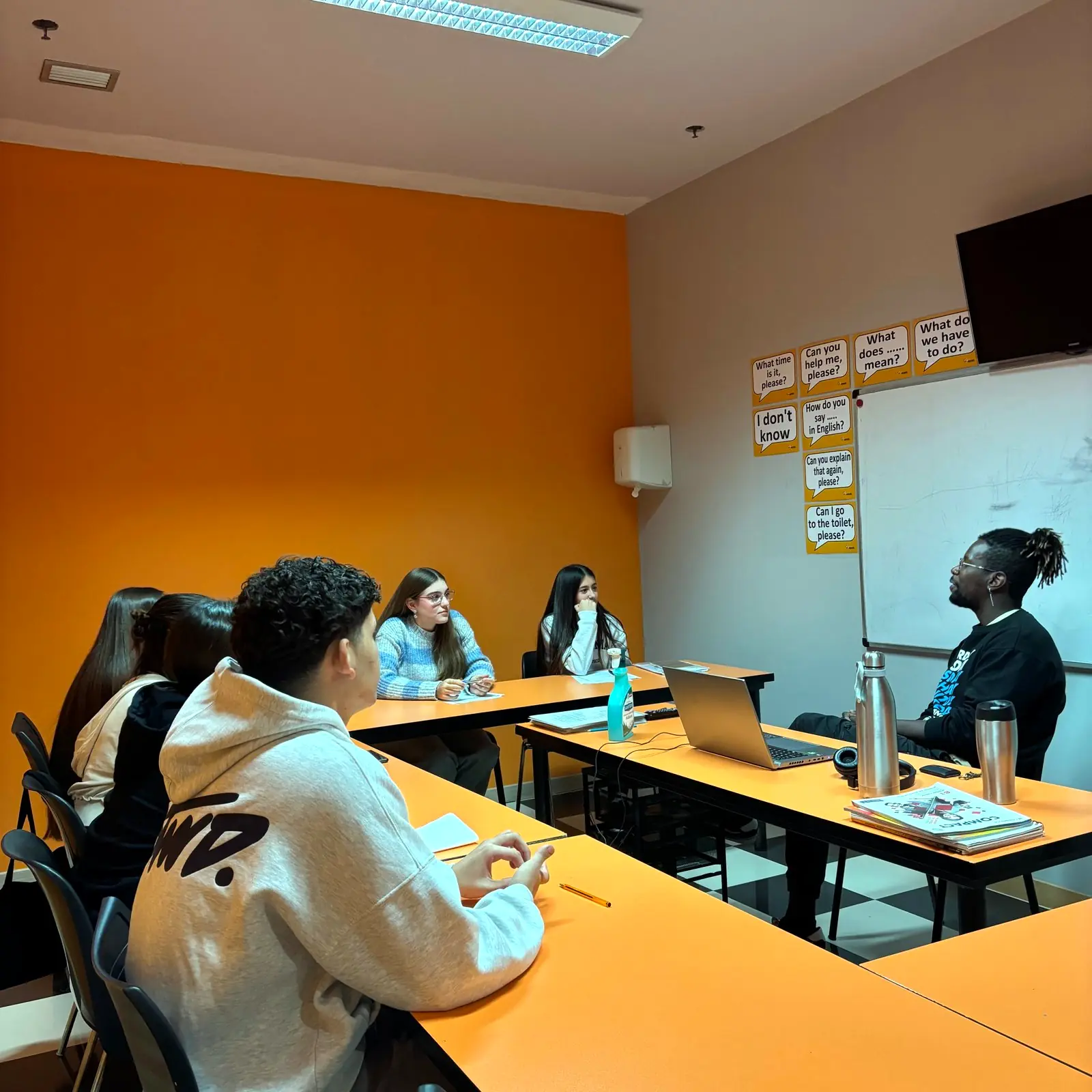 Adolescentes en clase de inglés preparando el B2 First